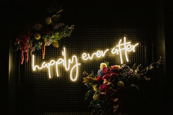 How should neon signs be shown at weddings?